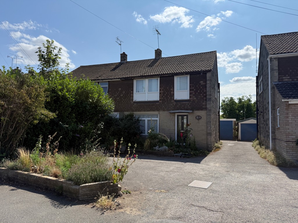 Lot: 84 - SEMI-DETACHED HOUSE FOR IMPROVEMENT - Front elevation of the house parking and shared access to garage